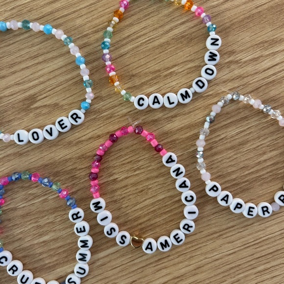 7 Taylor Swift lover friendship bracelets - Picture 2 of 3